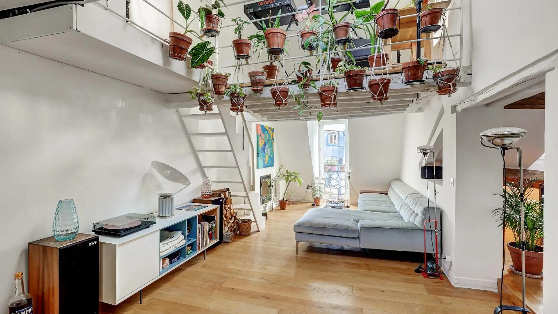 Pretty Parisian Penthouse contacts